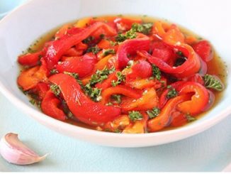 Közlenmiş kırmızı biber salatası tarifi